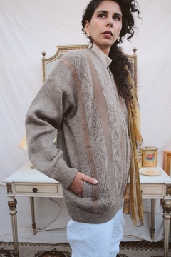 Cardigã tricot grosso detalhe couro zíper frente bolso - Capichó Brechó