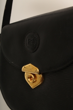 Bolsa preta textura detalhes em dourado couro vintage - Capichó Brechó