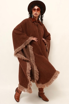 Poncho marrom amplo franjas western