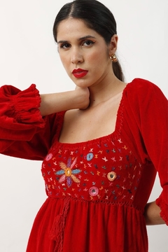 vestido veludo vermelho bordado decote