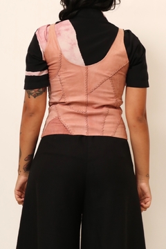 Imagem do Blusa rosa 100% couro vintage recortes