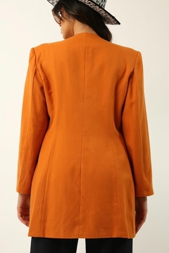 Imagem do blazer laranja forrado longo ombreira