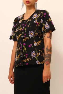 Camisa flor cropeed roxas em preto vintage - Capichó Brechó