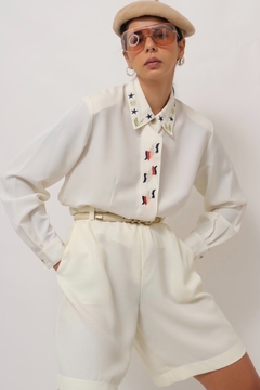 Camisa off white cropped bordada estrelas