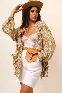 Blusa estilo jaqueta dourada levinha na internet
