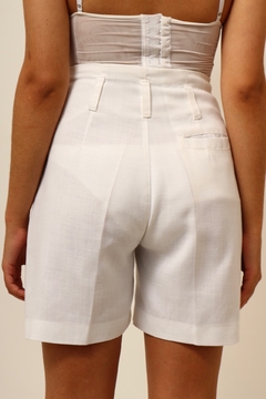 Bermuda branca cintura alta estilo linho curta na internet