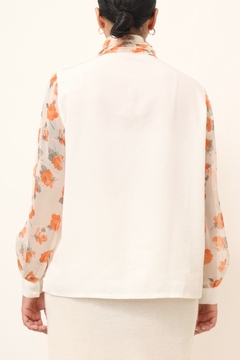 Camisa branca mangas gola flores - Capichó Brechó