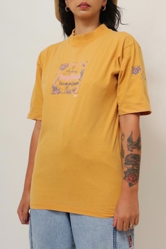 camiseta amarela gola grossa vintage - loja online
