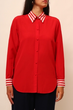 Camisa vermelha gola listras punho