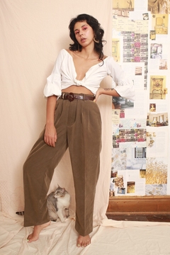 Calça alfaiataria tecido aveludado liso bolso frente - loja online