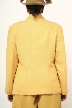 Blazer amarelo ombreira vintage na internet