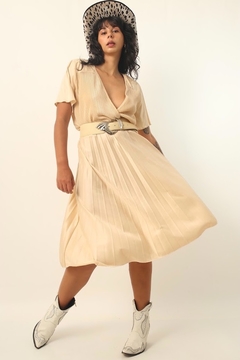Imagem do vestido dourado plissado midi vintage