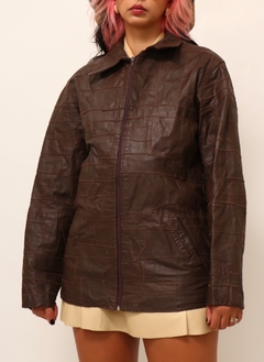 Jaqueta de couro marrom escura com recortes e zíper - Capichó Brechó