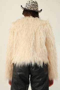 casaco pelo fake forrado curto creme - loja online