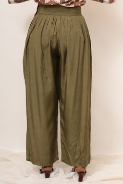 Calça verde cintura alta pantalona det marrom