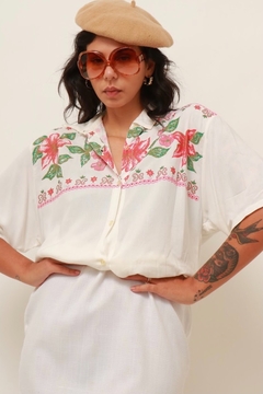 camisa branca estampada flores vintage - comprar online