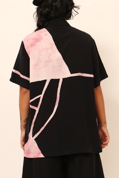 Camisa preta detalhe recorte rosa - loja online
