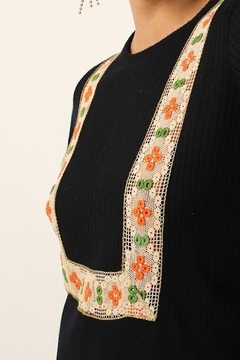 Vestido tricot preto detalhe floral na internet