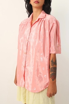 Imagem do Camisa rosa acetinada ampla vintage