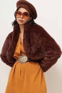 casaco cropped pelucia marrom - loja online