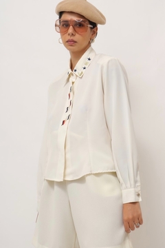 Camisa off white cropped bordada estrelas - loja online