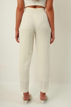 Calça branca cintura mega alta vintage na internet