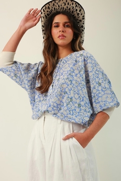 Blusa estampada flores detalhe pala - comprar online