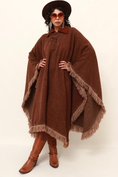 Poncho marrom amplo franjas western