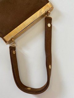 Bolsa marrom couro detalhe dourado - Capichó Brechó