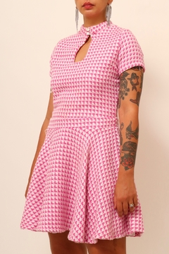 Imagem do Vestido rosa curto detalhe recote frente