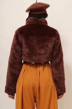 casaco cropped pelucia marrom - comprar online