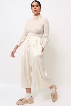 Calça pantacourt off white perolada cintura alta na internet