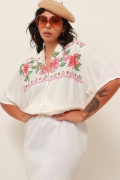 camisa branca estampada flores vintage na internet
