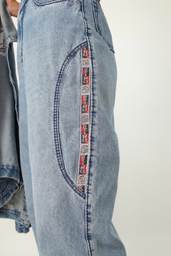 Calça jeans cintura mega alta escrita lateral na internet