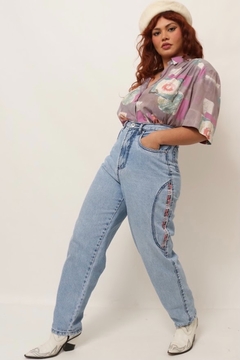 Calça jeans cintura alta detalhe escrita lateral