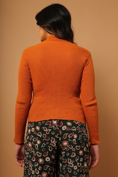 Blusa gola alta laranja tricot vintage - Capichó Brechó