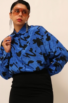Camisa manga bufante azul estampa em preto - comprar online