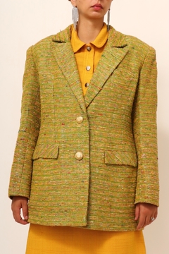 Blazer verde e amarelo forrado fio dourado na internet