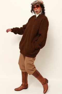 Imagem do Cardigan marrom grosso textura tricot