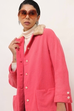 Imagem do casaco rosa com gola pelucia vintage