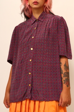 Camisa roxa manga curta com estampa azul e bege tecido na internet