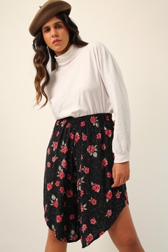 Shorts floral preto corte irregular na internet
