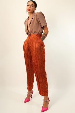 Calça acetinada cintura mega alta laranja na internet