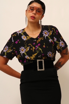 Camisa flor cropeed roxas em preto vintage - comprar online