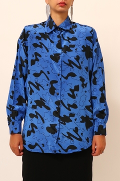 Camisa manga bufante azul estampa em preto - comprar online