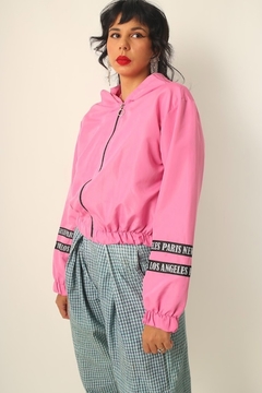 Imagem do jaqueta cropped rosa escrita manga