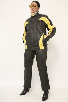 Jaqueta couro esportiva preta e amarela - Capichó Brechó