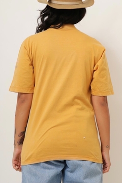 camiseta amarela gola grossa vintage - Capichó Brechó