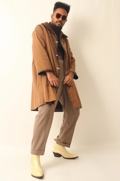 casaco estilo capa bege todo forrado pelucia - loja online