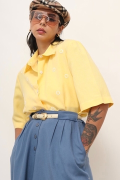 camisa amarela vintage detalhes off na internet